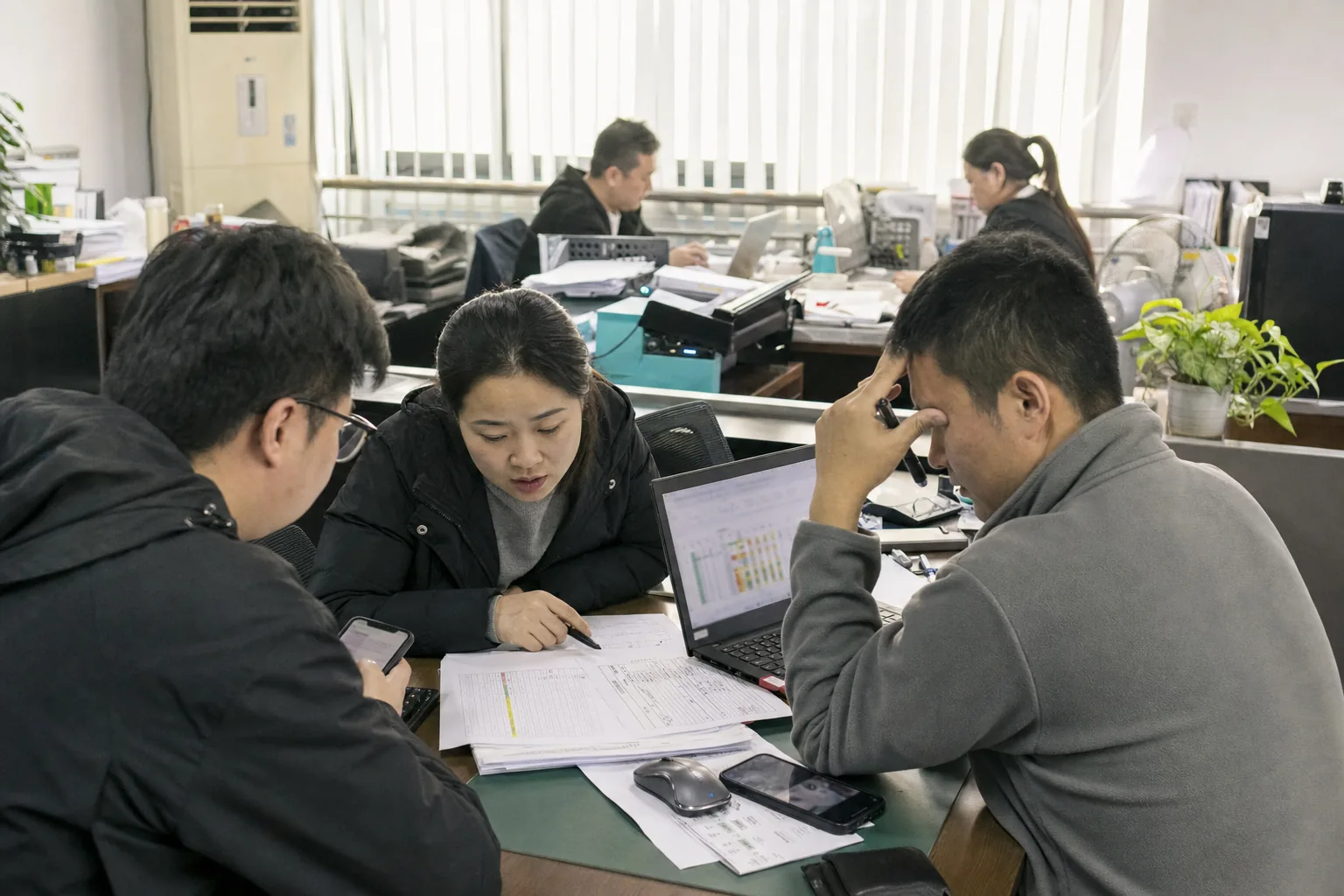 销售和运营人员根据客户跟进记录、订单状态和提醒任务协同处理