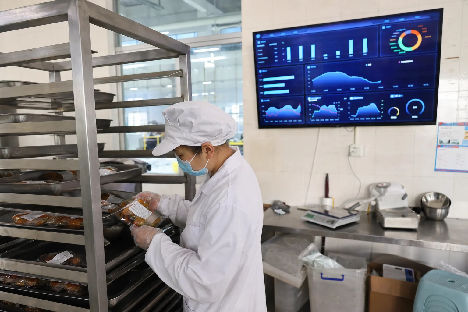 食品厂 ERP 怎么选？批次追溯、保质期、合规三件事必须先想清楚