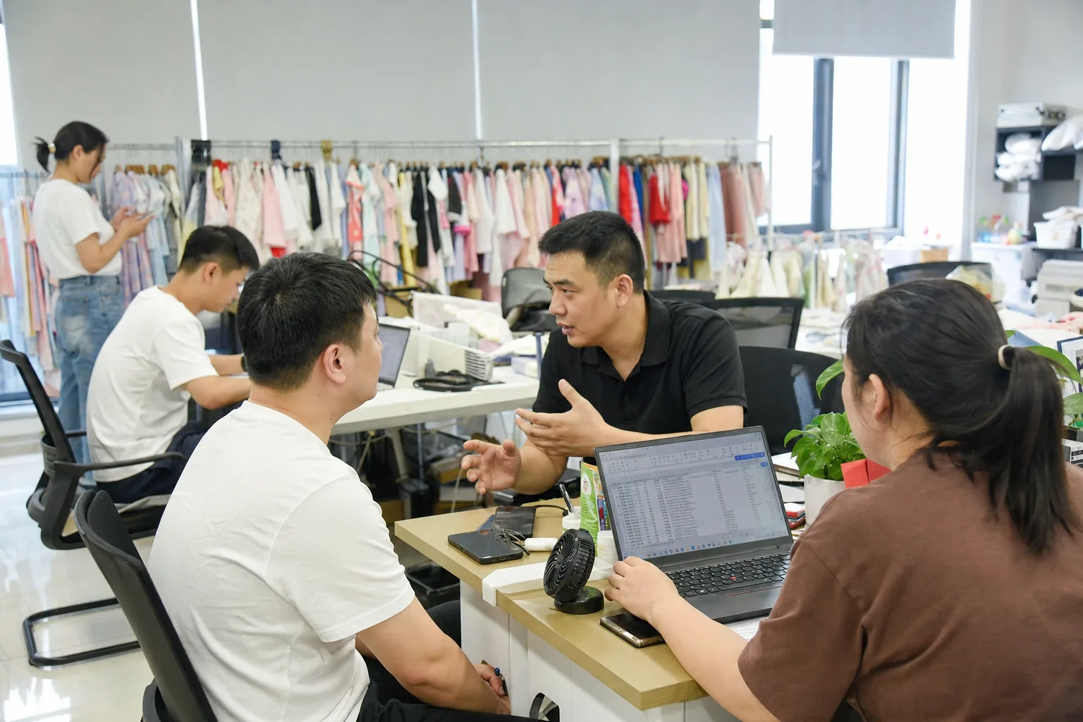 从 70 个流程到 AI 知识库:嗨玩购 5 品牌 3000+ 童装门店的 4 年钉钉进化