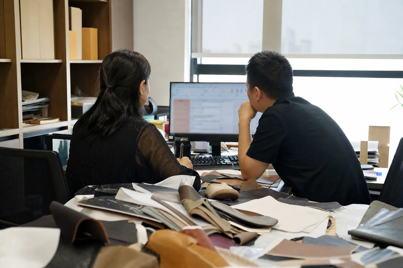 鞋服企业销售与运营团队围绕客户中枢复盘跟进状态和订单风险